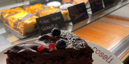 vegetarisch vegan essen gehen - PLZ 60322 (Deutschland) - Hausgemachte Kuchen, auch viele vegane & glutenfreie Kuchen!🫶 - Roseli Café & Bar