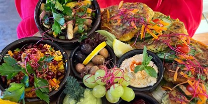 vegetarisch vegan essen gehen - Hessen Süd - Unsere Brunchplatte gibt es vegan, glutenfrei zusatzweise mit Käse und Wurst - Roseli Café & Bar