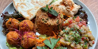 vegetarisch vegan essen gehen - Hessen - Aus der Wochenkarte: orientalischer Spezialitätenteller - Roseli Café & Bar