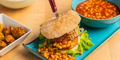 vegetarisch vegan essen gehen - Art der Küche: amerikanisch - Burger Süßebohne, mit Grillgemüße, Baked Beans und Süßkartofffeln. ( Vegan ) - Kallex