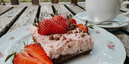 vegetarisch vegan essen gehen - Bio - Region Schwaben - Leckere Kuchen aus besten Bio-Zutaten - Demeterhof Stuempfl - HOFCAFE