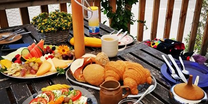 vegetarisch vegan essen gehen - Region Schwaben - Reichhaltiges Frühstück - in unterschiedlichen Variationen - Demeterhof Stuempfl - HOFCAFE