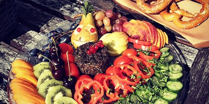 vegetarisch vegan essen gehen - Bio - Allgäu / Bayerisch Schwaben - Leckerer Obst- und Gemüseteller - ganz frisch zubereitet - Demeterhof Stuempfl - HOFCAFE