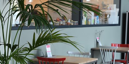 vegetarisch vegan essen gehen - Tageszeiten: Frühstück - Niederrhein - Sitzplätze im Vienhues DELI mit Blick in die offene Bio-Küche - Vienhues DELI
