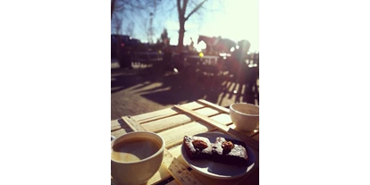vegetarisch vegan essen gehen - Anlass: Gruppen - Deutschland - Kaffee und Brownies genießen auf unserer sonnigen, idyllischen Terrasse - Rosinante