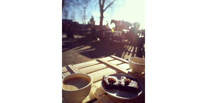vegetarisch vegan essen gehen - Bayern - Kaffee und Brownies genießen auf unserer sonnigen, idyllischen Terrasse - Rosinante