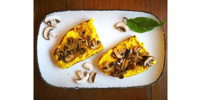vegetarisch vegan essen gehen - Art der Küche: indonesisch - Bauernbrot mit hausgemachtem Hummus und gebratenen Champingnons und Zwiebeln. - Rosinante