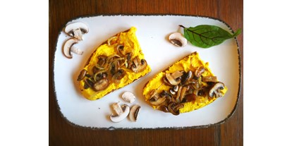 vegetarisch vegan essen gehen - Art der Küche: indisch - Bauernbrot mit hausgemachtem Hummus und gebratenen Champingnons und Zwiebeln. - Rosinante