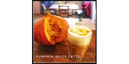 vegetarisch vegan essen gehen - Tageszeiten: Abend - Herbstspecial: Pumpkin spice Latte mit hausgemachtem Kürbis-Gewürz-Sirup. Schmeckt am besten mit Haferdrink. - Rosinante