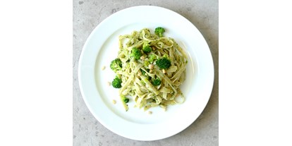 vegetarisch vegan essen gehen - Low Carb - Brandenburg Süd - Genova verde: Tagliatelle, Pesto genovese, Broccoli, Lauch, Pinienkerne - Devozione Pasta Bar