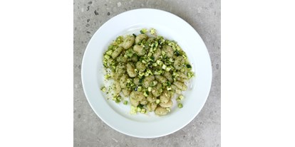 vegetarisch vegan essen gehen - Brandenburg Süd - Più Verde: Gnocchi, Pesto genovese, Zucchini, Fenchel, Pinienkerne - Devozione Pasta Bar