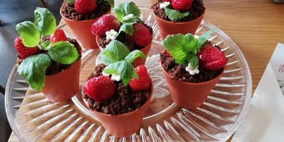 vegetarisch vegan essen gehen - Anlass: Feste & Feiern - Fürth (Fürth) - Erdbeersahne im Töpfchen - Würde und Wertschätzung