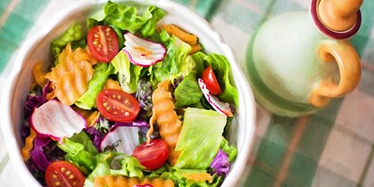 vegetarisch vegan essen gehen - zum Mitnehmen - Allgäu / Bayerisch Schwaben - Knackfrische Salate in verschiedenen Variationen. Vegetarisch oder vergan, auch glutenfrei - GuennieGonzalez - Veggie Küche in Landsberg am Lech