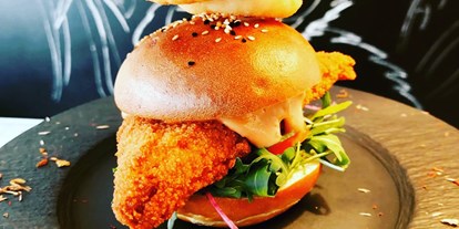 vegetarisch vegan essen gehen - Tageszeiten: Mittag - Schwäbische Alb - Schnizzlburger mit Onionrings auf frisch gebackenem Burgerbrötchen vom Bäcker nebenan - V-Bandits