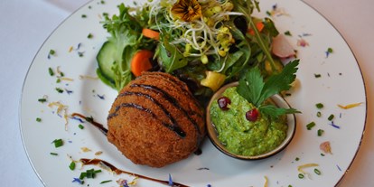 vegetarisch vegan essen gehen - Art der Küche: international - Baden-Württemberg - Hausgemachtes Arancinibällchen gefüllt mit Pesto und Champignons an Salatbouquet - V-Bandits