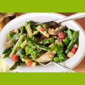 vegetarisch-vegan-kochen: Veganer Nudelsalat mit grünem Spargel und Erdbeeren