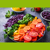 vegetarisch-vegan-kochen: Veganer bunter Regenbogensalat mit Orangen Dressing