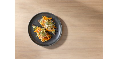 vegetarisch vegan essen gehen - Lüneburg - Avocadobrot mit eingelegten Möhrenstreifen - MY MIND Studio & Café