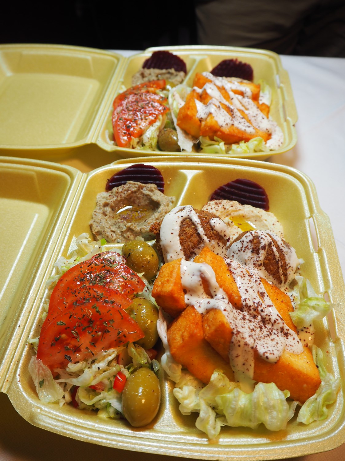 vegetarisches veganes Restaurant: Unser vegetarischer Falafel-Haloumi-Teller verpackt zum Mitnehmen  - Orient Restaurant Der Express