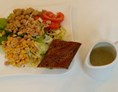 vegetarisches veganes Restaurant: Get Impuls Salat
Kopfsalat, Möhren, Eisberg, Gurken,
Tomaten, Paprika, Porree, Mais
Dicke Bohnen, Erdnüsse und 
Mandelsenf Dressing - Salatbar Detmold