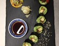 vegetarisches veganes Restaurant: Maki Suhsi - mit Blumenkohlreis, Avocado, roter Paprika, Shiitake, Wasabi, Ingwer und Ponzu  - The Gratitude Eatery