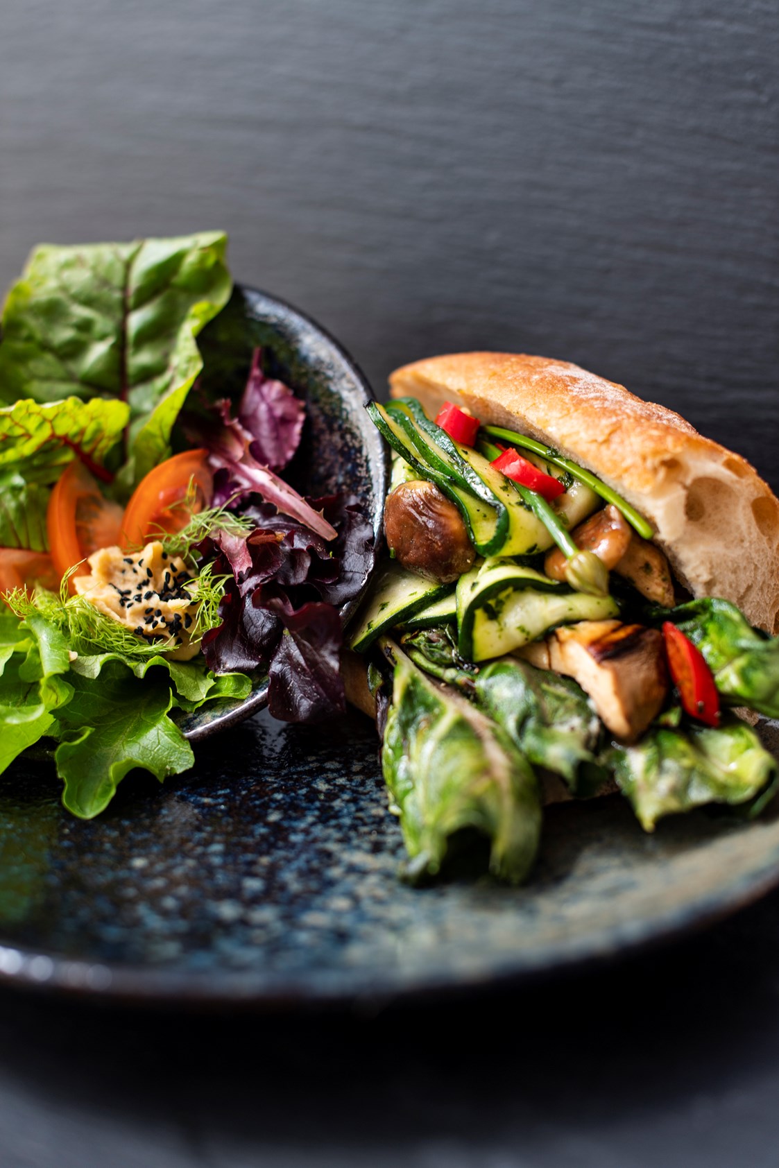vegetarisches veganes Restaurant: Sandwiches mit Grillgemüse und Linsenhumus - Weissenstein Bio-restaurant