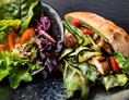 vegetarisches veganes Restaurant: Sandwiches mit Grillgemüse und Linsenhumus - Weissenstein Bio-restaurant