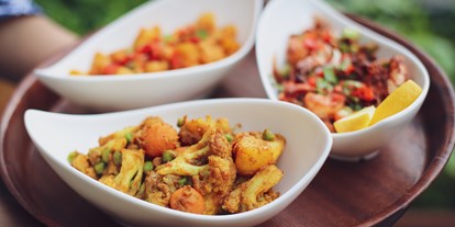 vegetarisch vegan essen gehen - Art der Küche: indisch -  Aloo Kopi Torkari (vegan) Blumenkohl, Kartoffeln und Erbsen in Zwiebel basierter Tomaten-Ingwer Knoblauchsauce 
  - Hasina Eatery