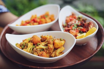 vegetarisches veganes Restaurant:  Aloo Kopi Torkari (vegan) Blumenkohl, Kartoffeln und Erbsen in Zwiebel basierter Tomaten-Ingwer Knoblauchsauce 
  - Hasina Eatery