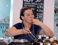 vegetarisches veganes Restaurant: Manuela Arndt beim Suppenprobieren - Suppenplantage 2.0