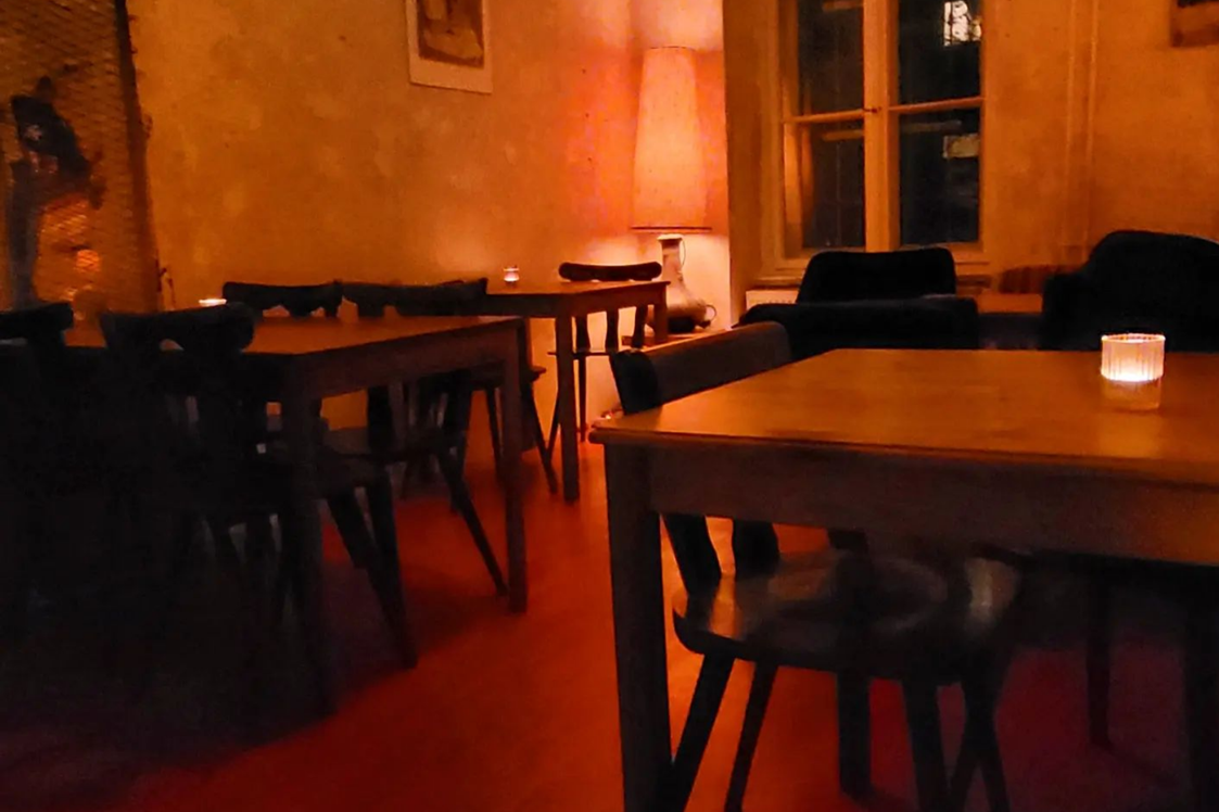 vegetarisches veganes Restaurant: Im Projektraum kann man so richtig entspannt chillen. Es lohnt sich einen Platz über unsere Webseite zu reservieren. - café tschüsch