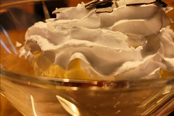vegetarisches veganes Restaurant: Noch mehr Desserts: Ein Mango Vanille Eisbecher mit Pistazien und Sahnetopping - café tschüsch