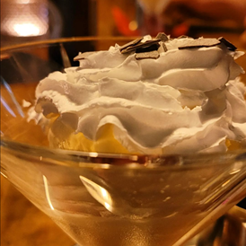 vegetarisches veganes Restaurant: Noch mehr Desserts: Ein Mango Vanille Eisbecher mit Pistazien und Sahnetopping - café tschüsch