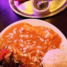 vegetarisches veganes Restaurant: Sahi Mango ist unser süßestes Gericht, mit viel indischem Rahmkäse in einer Mangosahne-Soße, verfeinert mit Rosinen, Cashews und Mandeln. Empfehlung: Macht ordentlich von unserem grünen tschüüüschsCHILI rein, die Kombi is Hammer. - café tschüsch