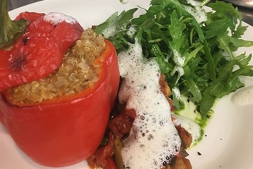 vegetarisches veganes Restaurant: Quinoa mit mediterran gefüllter Paprikaschote und mariniertem Rucola (vegan möglich) - Palastecke - Restaurant & Café im Kulturpalast