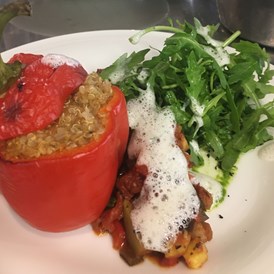 vegetarisches veganes Restaurant: Quinoa mit mediterran gefüllter Paprikaschote und mariniertem Rucola (vegan möglich) - Palastecke - Restaurant & Café im Kulturpalast