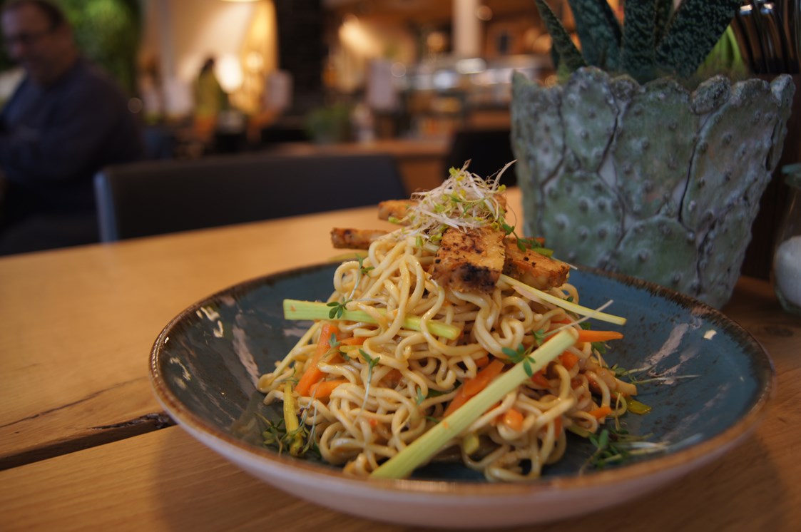 vegetarisches veganes Restaurant: Asianudeln mit knackigem Gemüse - Bistro Jo im Reformhaus Glück