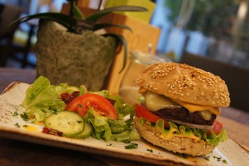 vegetarisches veganes Restaurant: Burger mit Salat ( auch vegan möglich ) - Bistro Jo im Reformhaus Glück