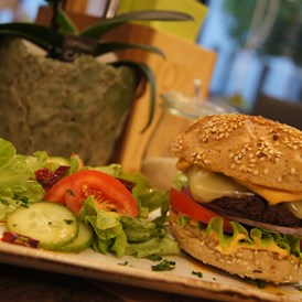 vegetarisches veganes Restaurant: Burger mit Salat ( auch vegan möglich ) - Bistro Jo im Reformhaus Glück