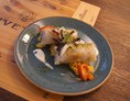 vegetarisches veganes Restaurant: Asia-Gemüserollen auf lauwarmen Couscous - Bistro Jo im Reformhaus Glück