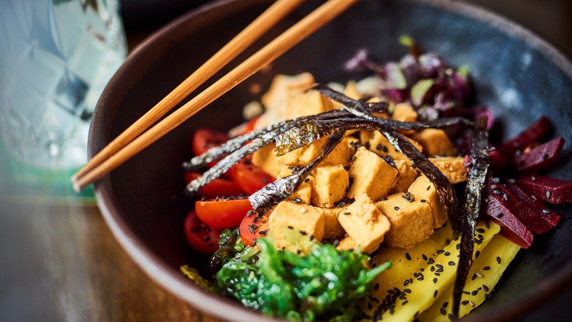 vegetarisches veganes Restaurant: Poke Bowl mit Tofu - raw like sushi & more