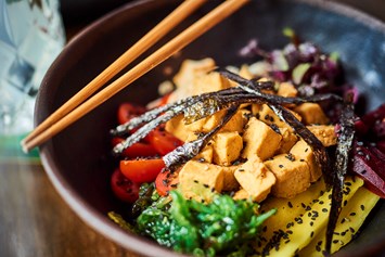 vegetarisches veganes Restaurant: Poke Bowl mit Tofu - raw like sushi & more