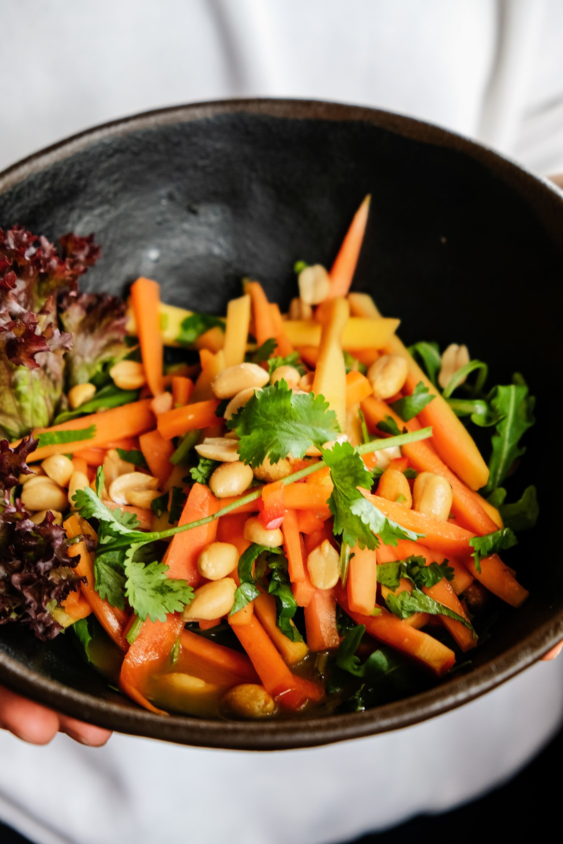 vegetarisches veganes Restaurant: Papaya Salat mit gerösteten Erdnüssen und Koriander - raw like sushi & more