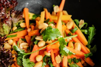 vegetarisches veganes Restaurant: Papaya Salat mit gerösteten Erdnüssen und Koriander - raw like sushi & more