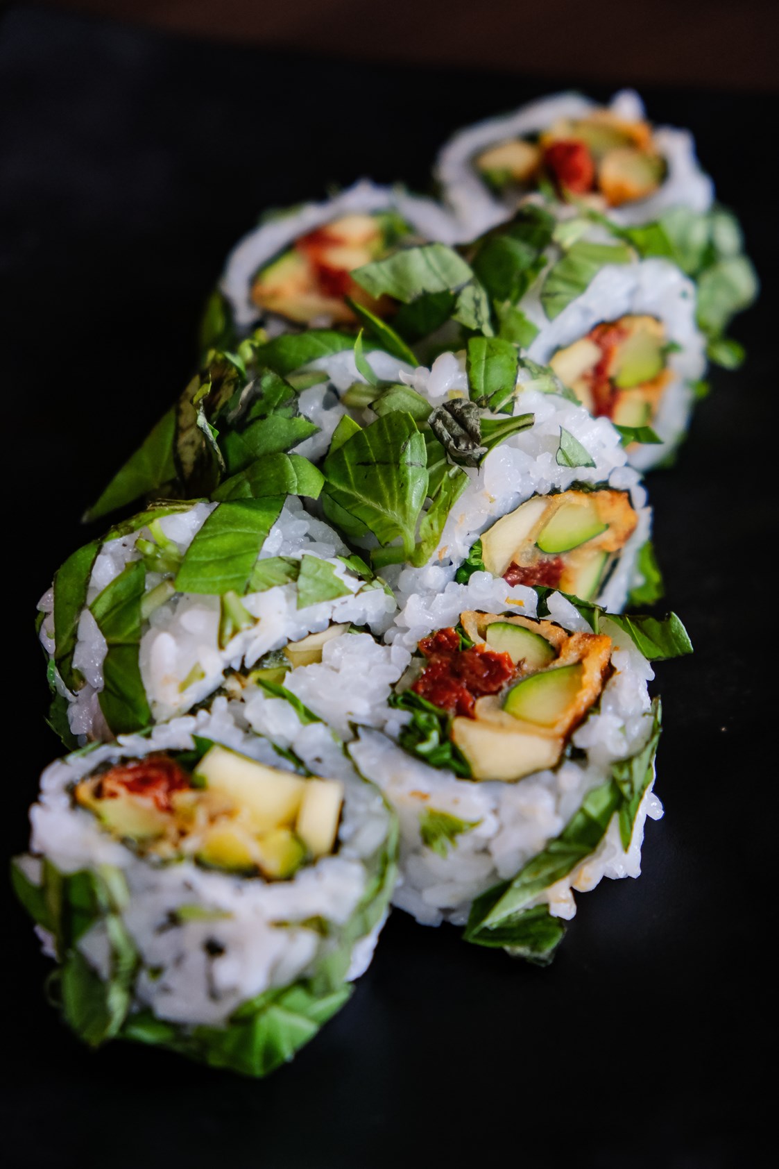 vegetarisches veganes Restaurant: Maki mit Avocado, Edamame, getrockneten Tomaten und Basilikum - raw like sushi & more