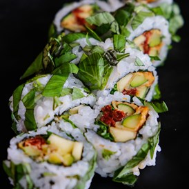 vegetarisches veganes Restaurant: Maki mit Avocado, Edamame, getrockneten Tomaten und Basilikum - raw like sushi & more
