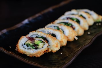 vegetarisches veganes Restaurant: in Panko gekrustete Maki mit Cranberries, Babyspinat und Avocado - raw like sushi & more