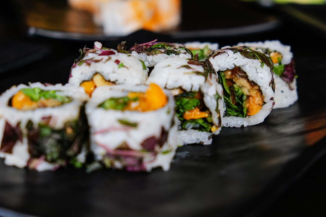 vegetarisches veganes Restaurant: Maki mit Papaya, Mangold, Edamame, Süßkartoffel und Shiso Kresse - raw like sushi & more