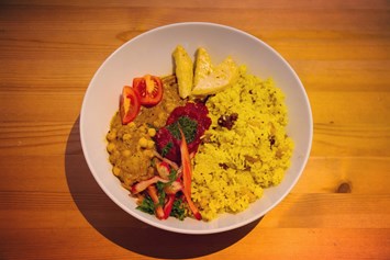 vegetarisches veganes Restaurant: Wir kochen jeden Tag ein ausgewogenes Tagesgericht für euch! :-)
Diesmal gab es südindisches “Chana Dal” mit Gewürzreis, Chutney und Salat. - Littelhaso