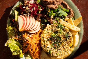 vegetarisches veganes Restaurant: Leckere Tagesgerichte wie zum Beispiel diesen Buchweizen-Kartoffel Salat mit Bohnenmus, Petersilienpesto und gebackenem Sellerie gibt es täglich bei uns. Wir freuen uns auf Euren Besuch! - Littelhaso